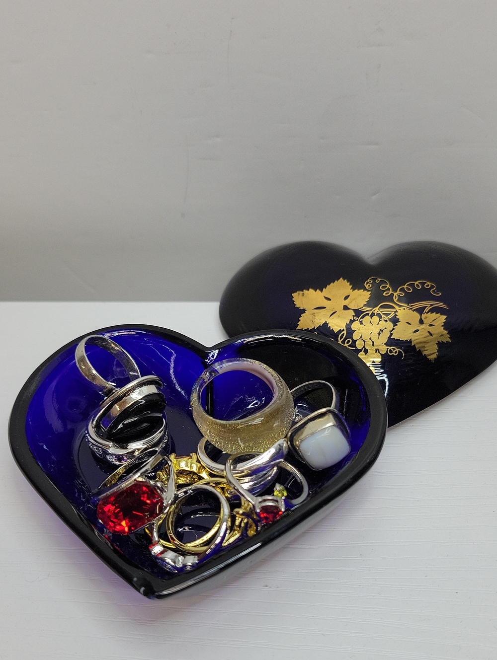 Heart-Shaped Glass Dish in Deep Blue Filled With Sz6-7